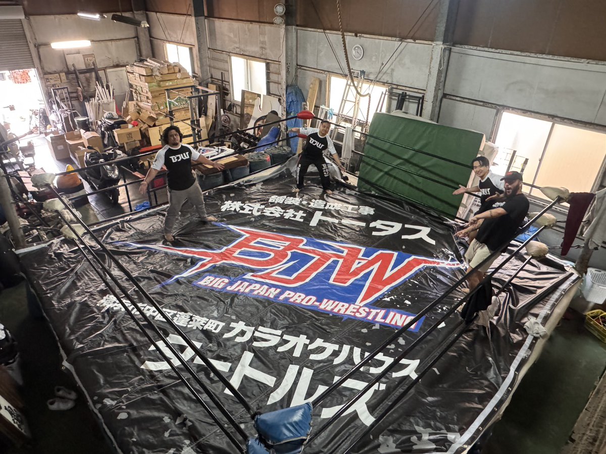 BJWOfficial's tweet photo. ＼🆕新キャンバスお披露目！！／
4月29日・横浜武道館大会より
新しいキャンバスを使用致します

【キャンバススポンサー】
#株式会社トータス 様
#カラオケハウスタートルズ 様

↓↓対戦カードなど詳細はこちら↓↓
https://t.co/rXXPSTD7fp

どんなドラマが生まれるか？！
この新しいキャンバスと共に
大日本プロレスの31周年を盛り上げて
いきたいと思います🔥
#bjw31st #bjw