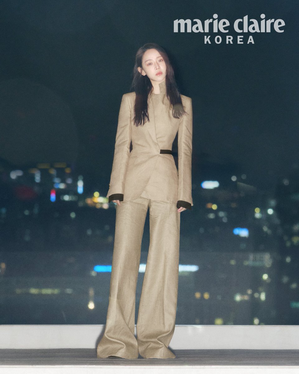 네온빛에 잠긴 서울. 기묘한 긴장 속에 머무는 배우 #신혜선 과 #막스마라 의 밤에 포착한 순간들. #마리끌레르코리아 화보 컷을 공개합니다!📸 

#shinhaesun #maxmara #MarieClaireKorea