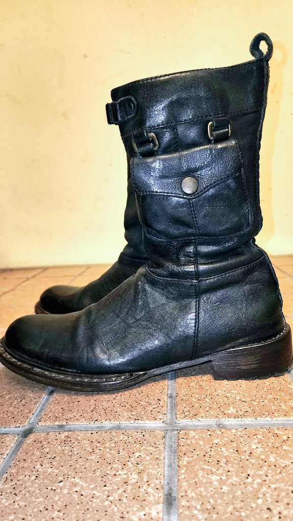 PemkiZSrBGYFWpT's tweet image. 双子出産した頃、初めて買い物に出れた時に血迷って買ったブーツ。
私としては高い買い物💦
当分眠らせていたが、モンキー用にと直しに出して、ピカピカで戻ってきました😊
#ブーツ