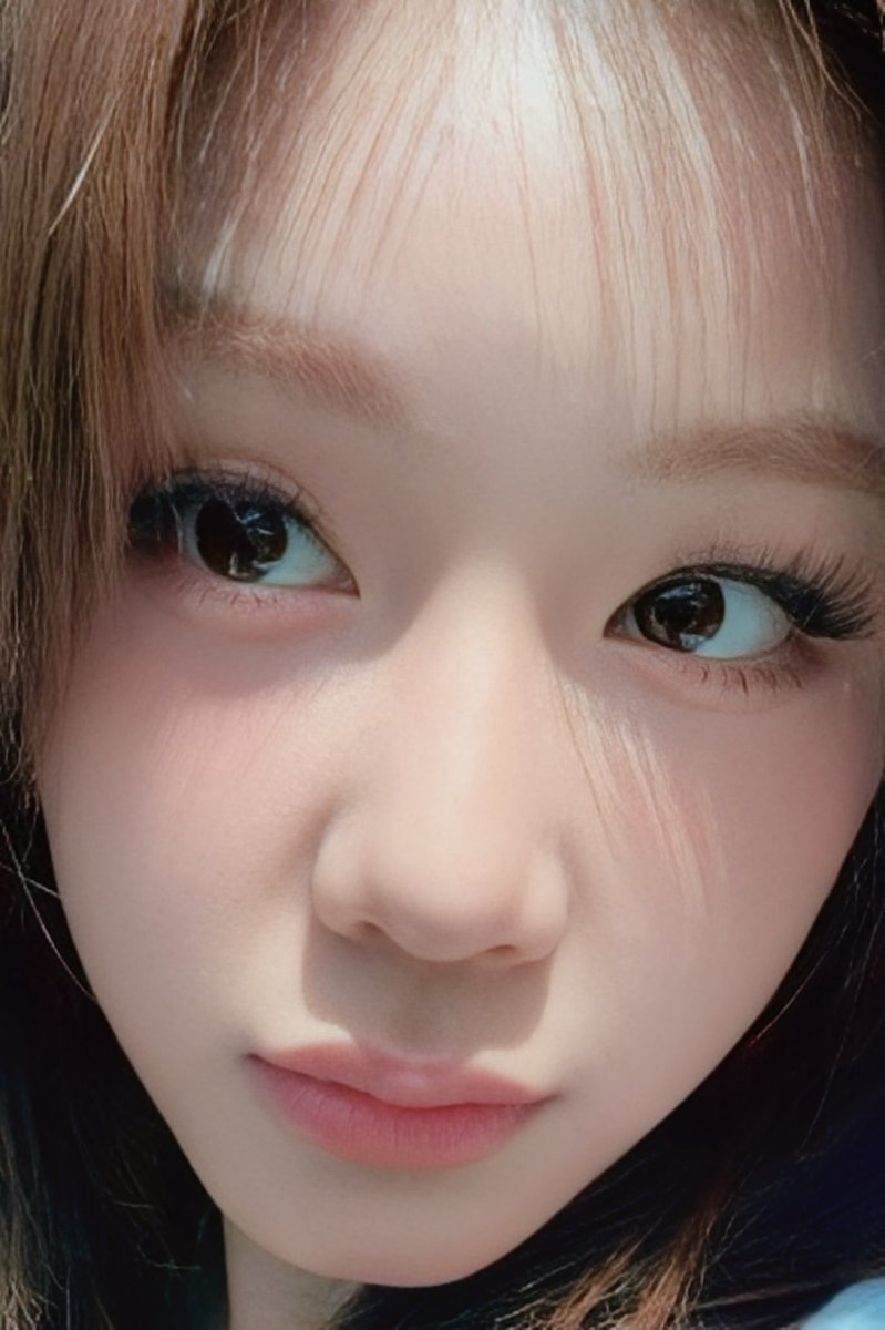 The Zoom makes it clearer. I mean her face is so baby like and soooo ...