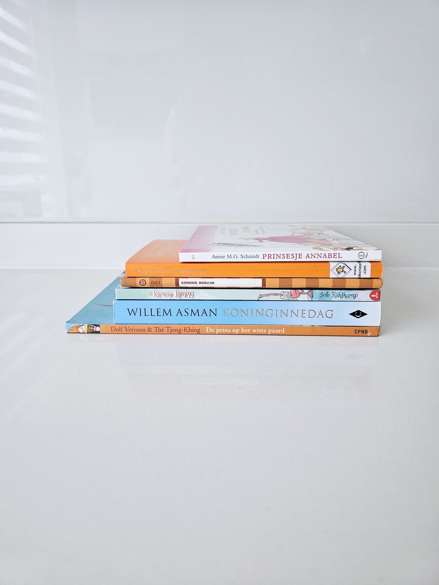 debolleminibieb's tweet image. GOEDEMORGEN!
Het is vandaag KONINGSDAG en dus komen deze koninklijke boeken in de #minibieb te liggen! Swype even door de foto's heen om te zien welke boeken erbij zijn gekomen voor zowel volwassenen als voor kinderen. Wat zijn jouw plannen vandaag?

#zwolle