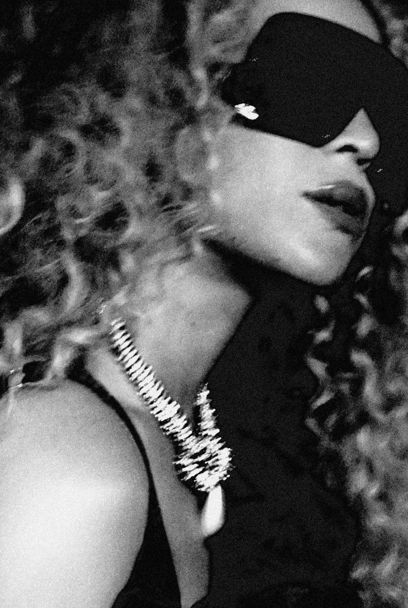 beyonceaccess's tweet photo. CHIQUE https://t.co/FeuHIHVEyo