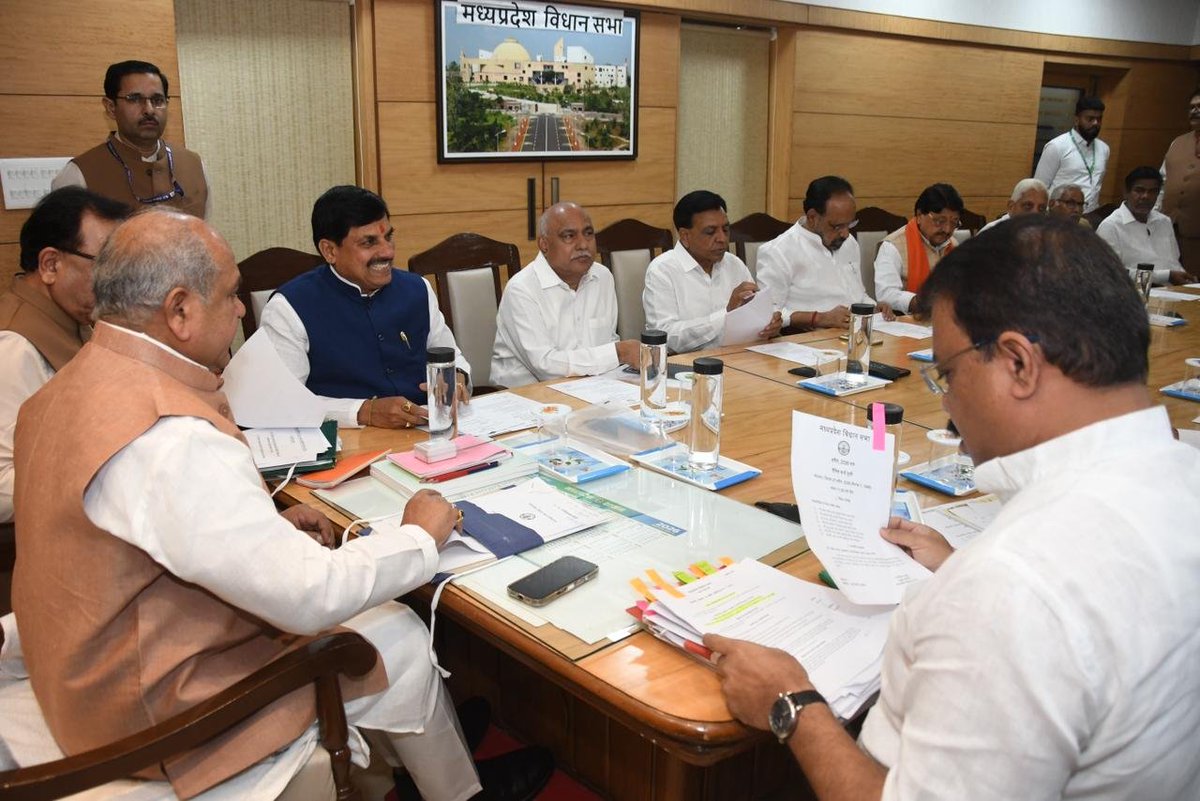CMMadhyaPradesh's tweet image. मुख्यमंत्री डॉ. मोहन यादव आज विधानसभा अध्यक्ष श्री @nstomar की अध्यक्षता में विधानसभा में आयोजित कार्य मंत्रणा समिति की बैठक में शामिल हुए।

@DrMohanYadav51 #CMMadhyaPradesh #MadhyaPradesh