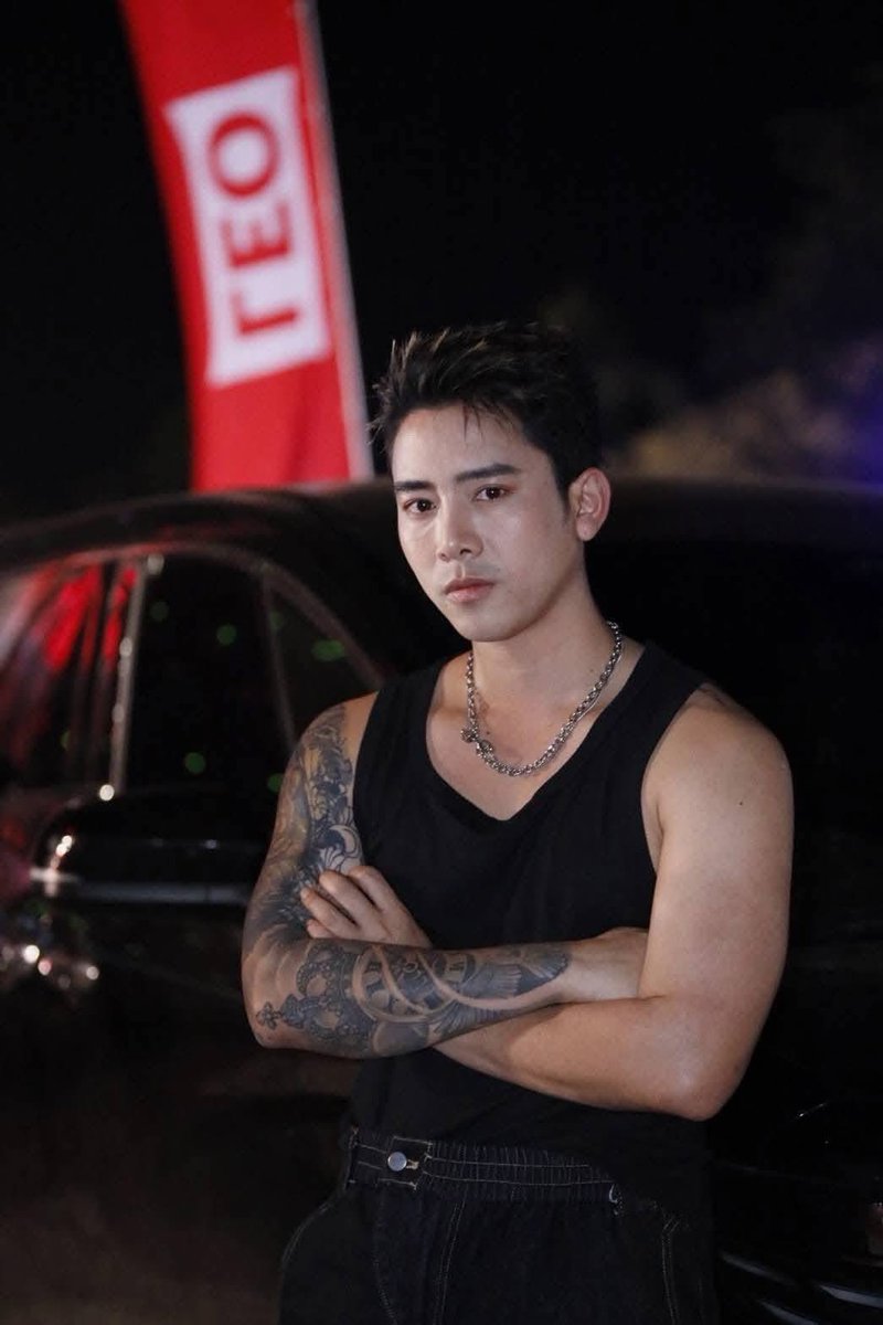 เบิ้ล ปทุมราช (อาทิตย์ สมน้อย) นักร้องลูกทุ่งและนักแสดงชื่อดังชาวไทย

 เบิ้ล ปทุมราช เขามีผลงานเด่นมากมาย เช่น:

•เพลงฮิต: อ้ายมีเหตุผล, กอดครั้งสุดท้าย, เฟซก็หายไลน์ก็เงียบ

•ภาพยนตร์: ฮักเถียงนาน้อยเดอะมูฟวี่, หลวงพี่แจ๊ส 5G