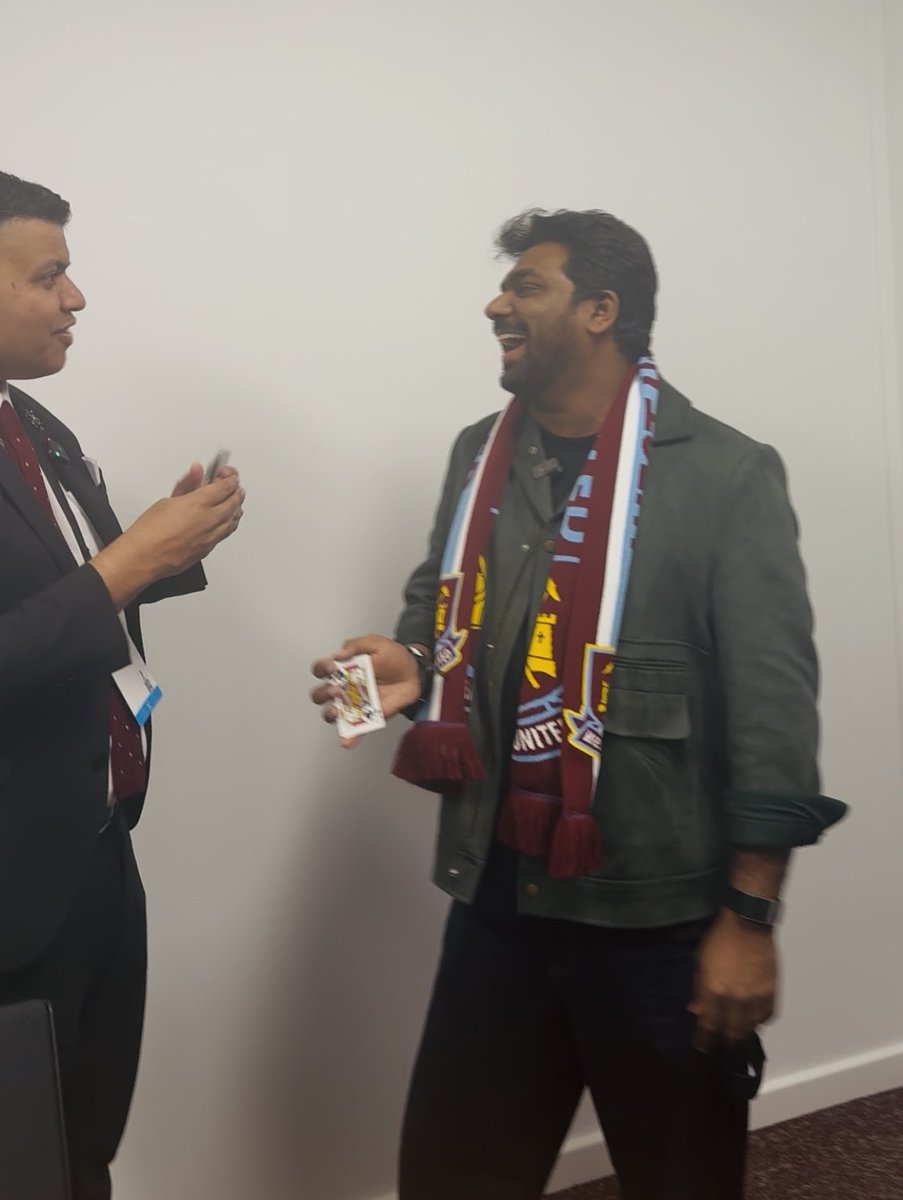 skymagic_uk's tweet photo. MORE IMAGES FROM A VERY SPECIAL SESSION WITH ZAKIR KHAN! https://t.co/dywMz3GWTh #zakirkhan #zakirkhancomedy #skymagician #magic #india #indian #westham https://t.co/ZK3pwpciQj