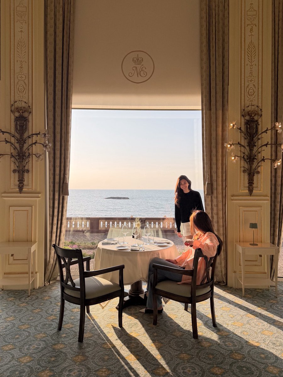 LOfficielThai's tweet image. #StarStyle เปิดภาพของสองนักแสดงสาว หมิว-ณัชชา เตชะมงคลาภิวัฒน์ และ ลีน่า-ลลินา ชูเอ็ทท์ แขกคนสำคัญของ #CHANEL ในวันสบายๆ ริมทะเล ก่อนเข้าร่วมชมแฟชั่นโชว์คอลเลกชั่น Cruise 2026/27 ในวันพรุ่งนี้

#LOfficielThailand
#ChanelCruise
#miunatsha
#lalinalena