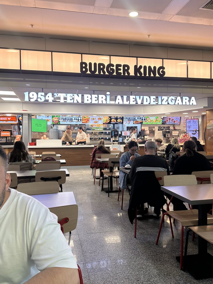 tolgaexp's tweet photo. İzmir adnan menderes havalimanında burgerking fiyatlistesi euro , hayırdır Türkiye avrupa mandasına girdi haberimiz mi yok , geçen ayla bu ay arasındaki fiyat farkı %70  liste euro olunca birden fahiş zam gelmiş. buralarda hiç mi kontrol yok bu kadar pervasızlık bu kadar fahiş fiyat hangi ülkede var.  @ticaret  @BurgerKing  @memetsimsek