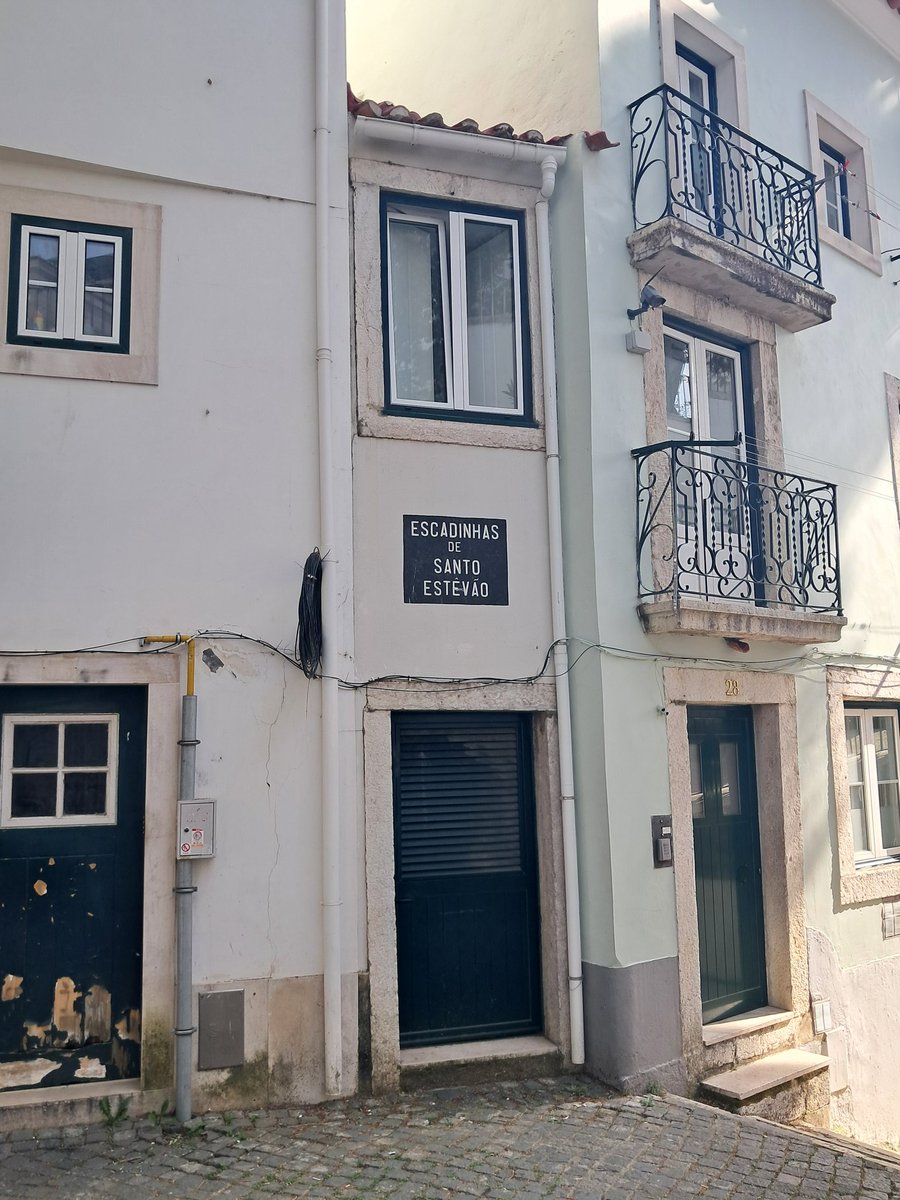 rui_martins1966's tweet photo. Era mesmo-mesmo preciso colocar janelas de alumínio num dos prédios mais únicos de Lisboa?... https://t.co/FIq0NHY7qx