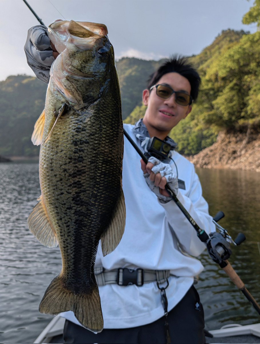 tmfishing320's tweet photo. 気難しいポストスポーニング時期
エスケープツインを導入してすぐにメス‼️
フットボールヘッド7gでミノスト👍
リザーバーでのエスケープツインは甲殻類よりもベイトフィッシュのイメージ。
逃がした時の弱〜強の動き方がベイトフィッシュの動き出し方に似ているのがキモだと思います🙆 https://t.co/brJVCovBIn