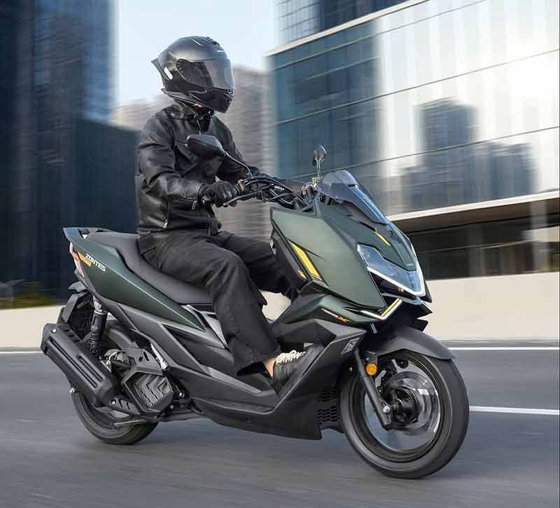 PutiMotor's tweet photo. Tsukigi Motorcycle Company が、🇨🇳ZONTES の150ccスクーター「150X」の受注を開始。

アルミモノコックフレームを採用。

最大トルク15.5Nmの水冷単気筒エンジンと組み合わせ。

車重/シート高/タンク/出力/価格】
108kg/770mm/11L/17.9ps/495,000円

https://t.co/yMOo260tRG https://t.co/FcqRd88mdW