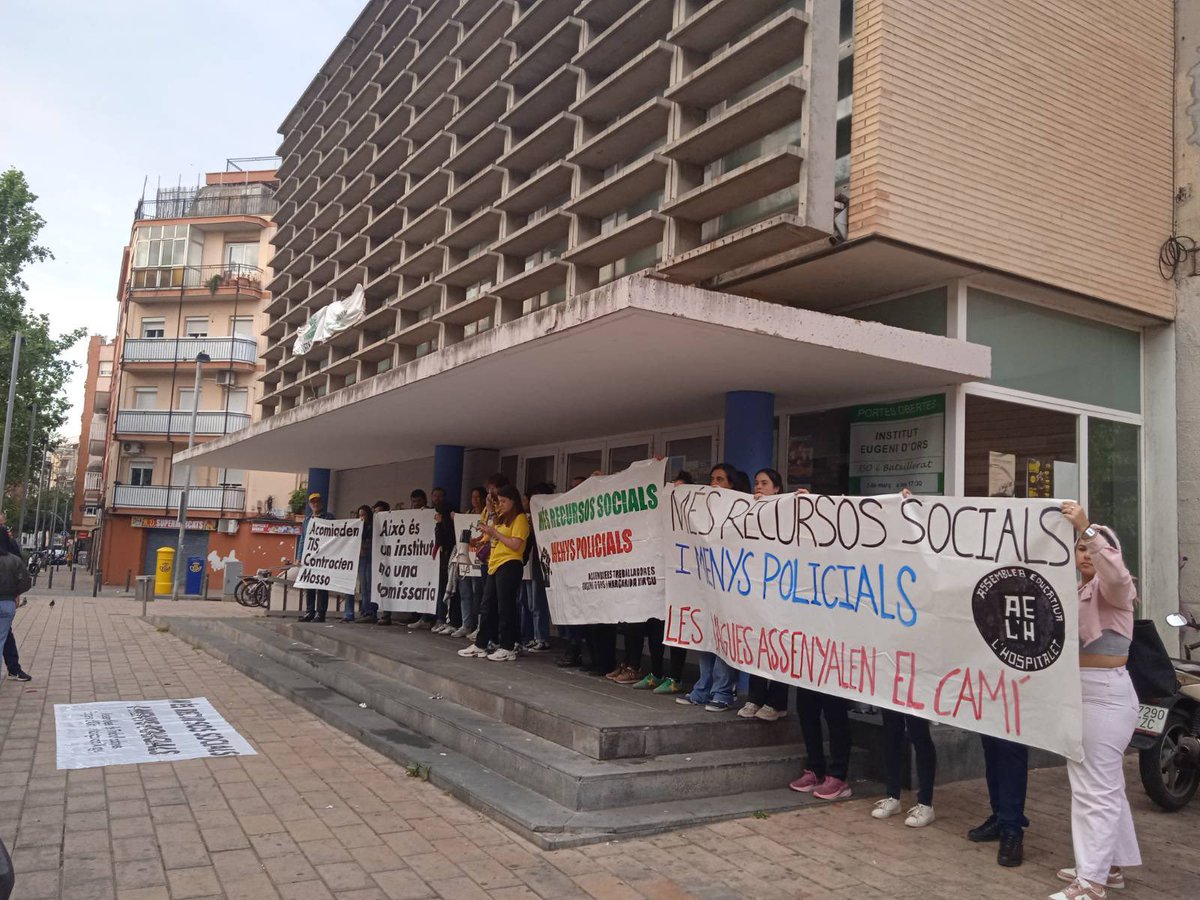 Endavant_OSAN's tweet photo. ✊Més recursos socials i menys policials

Concentració del professorat contra la mesura del govern que posa policies de paisà als instituts. Aquesta és l’aposta del govern per reforçar l’educació pública i respondre a les demandes de les vagues? 

❌ Fora policia dels instituts! https://t.co/uDrNLkyKRj