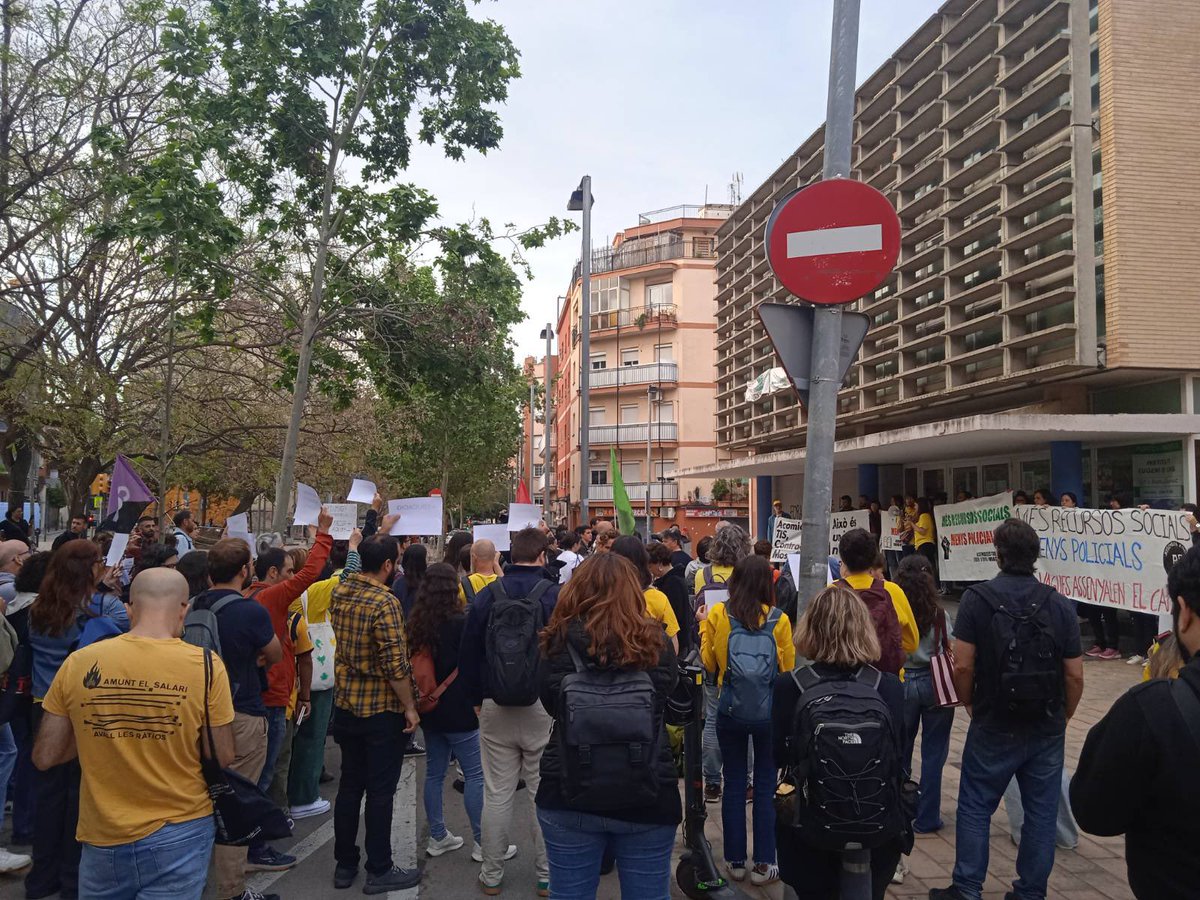 Endavant_OSAN's tweet photo. ✊Més recursos socials i menys policials

Concentració del professorat contra la mesura del govern que posa policies de paisà als instituts. Aquesta és l’aposta del govern per reforçar l’educació pública i respondre a les demandes de les vagues? 

❌ Fora policia dels instituts! https://t.co/uDrNLkyKRj