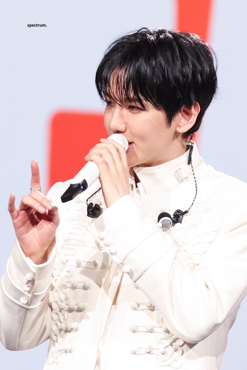 𝘴𝘱𝘦𝘤𝘵𝘳𝘶𝘮. tweet media
