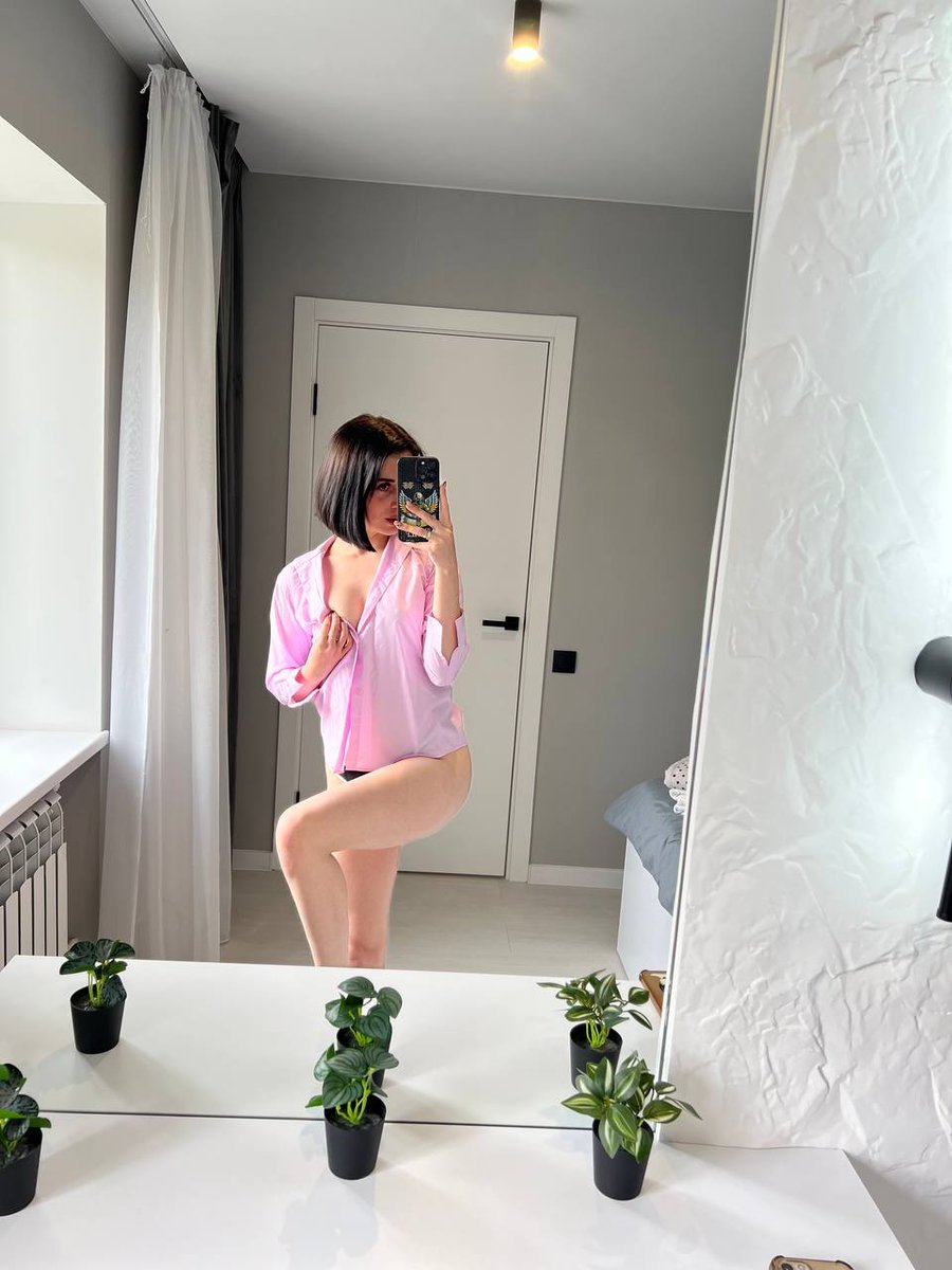 RoomScarle7062's tweet photo. Stole your shirt for the morning...😇Should I keep it buttoned up or let it drop?👇✨
#GFE #brunette https://t.co/d8Ey5esHNM