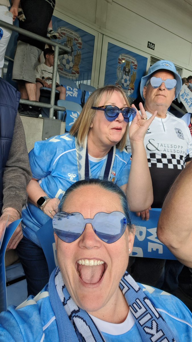 Sky blue (C)laire 💙 tweet media