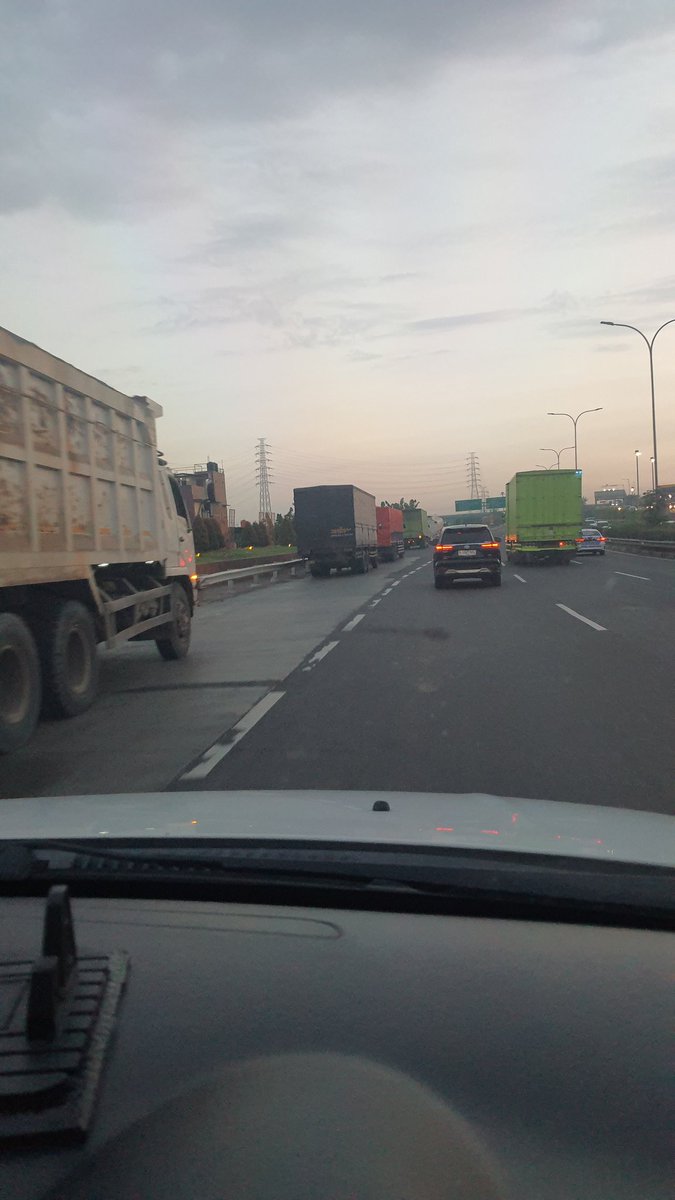 mfauzi1407's tweet photo. Tiap hari skrg banyak kendaraan yg parkir di pinggir tol simpang susun cikunir yg mau ke japek. Tak ada petugas. Lama2 makin banyak bikin macet @PTJASAMARGA @lalinjalantolid @NTMCLantasPolri @pu_bpjt https://t.co/7k3HwE3EH7