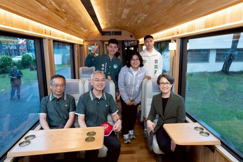 Taiwan_Today's tweet image. Vice President Hsiao Bi-khim (front, first right) sits in the #Formosensis, a train car whose interior is lined with #Taiwan 🇹🇼red cypress and yellow cedar April 24 in Chiayi City. It forms part of the #Alishan⛰️ Forest Railway train. (📸 Presidential Office)