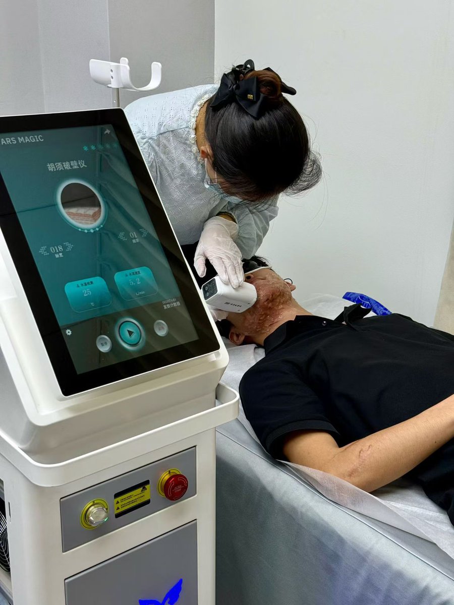 zhngy223495's tweet image. 藏在胡须里的秘密武器。清爽、干净、有型，这是给现代绅士的进阶方案💎。
The secret weapon in your grooming routine. Clean, sharp, and confident. Elevate your daily ritual.🧔🏻
​#GentlemanStyle #SelfCare #DailyRoutine #BeardGrooming