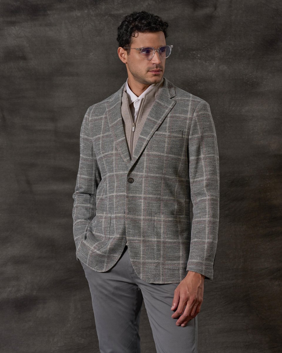 GFerreOfficial's tweet photo. Precision grey tailoring closes the story with modern composure. #GianfrancoFerre #UrbanNeutrals https://t.co/Y9Nii0TpyK