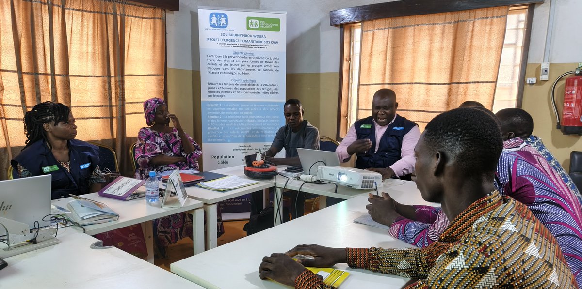 SOSBENIN's tweet image. Former les enseignants, c’est protéger les enfants.

À Kandi, 18 enseignants formés pour prévenir violences et abus.

« Enseigner sans violenter les enfants, c’est possible. »

🔗 sos-benin.org/former-pour-pr…

#ChildProtection #Education #Benin #SOSVillagesdEnfants