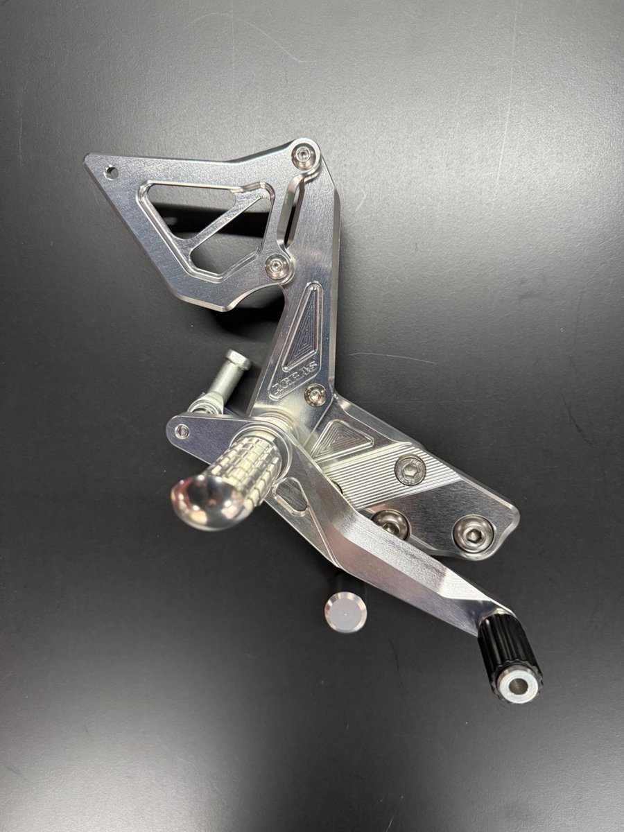 agras_agras's tweet photo. アグラス製GSX1100Sカタナ用バックステップ（312-370-000）

ポジションはノーマルより20㎜UPと5㎜BACKの1ポジション
操作性を向上させ最適な姿勢で快適なライディングを実現します。
※フレームを加工する事なく取り付けることができます。

#AGRAS
#アグラス
#GSX1100S
#カタナ1100
#SUZUKI
#スズキ
#1100カタナ
#アグラスカラミーショップ
#バックステップ
#カスタムバイク
#カスタムパーツ