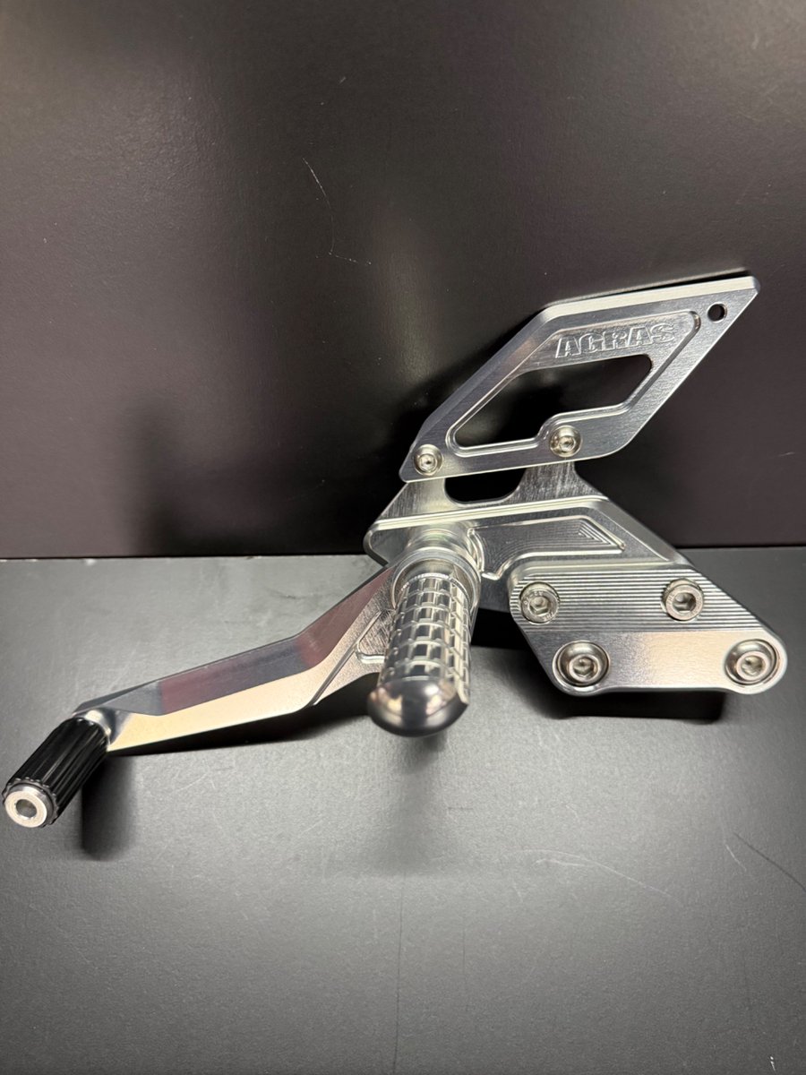 agras_agras's tweet photo. アグラス製GSX1100Sカタナ用バックステップ（312-370-000）

ポジションはノーマルより20㎜UPと5㎜BACKの1ポジション
操作性を向上させ最適な姿勢で快適なライディングを実現します。
※フレームを加工する事なく取り付けることができます。

#AGRAS
#アグラス
#GSX1100S
#カタナ1100
#SUZUKI
#スズキ
#1100カタナ
#アグラスカラミーショップ
#バックステップ
#カスタムバイク
#カスタムパーツ