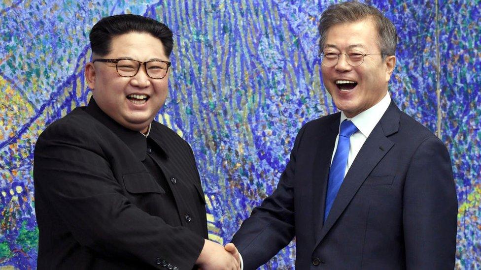 mariobianchi18's tweet image. Il #27aprile 2018 il presidente nordcoreano #KimJongun incontra quello sudcoreano Moon Jae-in. E' il primo capo di stato nordcoreano a mettere piede in Corea del Sud dopo quasi 65 anni. Moon chiede a Kim: “Quando potrò visitare il nord?”. Kim risponde: “Perché non vieni adesso?”