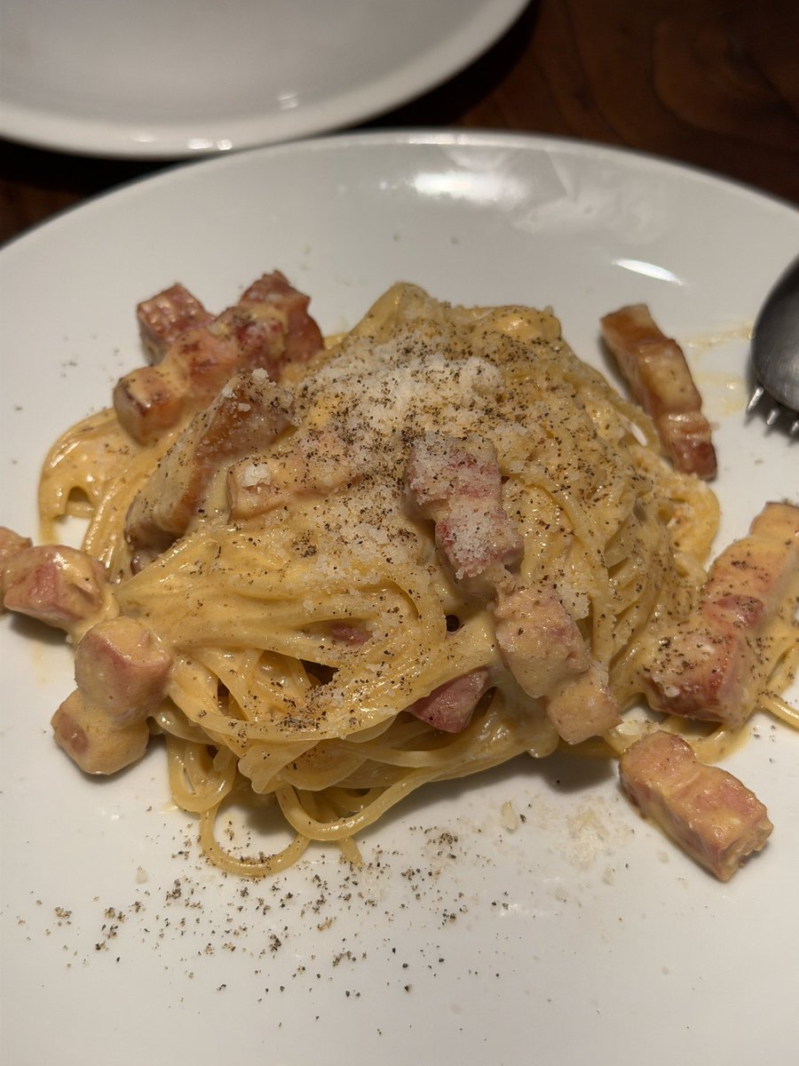 yyoshikawa08's tweet photo. 目黒のTrattoria Ciaoroへ。
前菜からしっかり美味しくて、特にブッラータとトマトは安定の一皿。

肉のグリルも焼き加減が絶妙。
そしてやっぱりカルボナーラ。
濃厚なのに重くなくて、個人的にはここが世界一。

人気なのも納得。
また来たくなるお店。

#目黒グルメ #イタリアン https://t.co/FiVspdrd8T