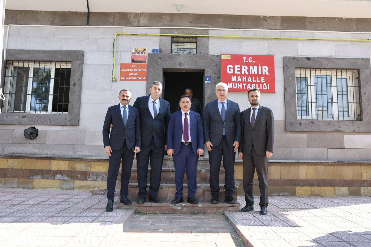 Valimiz Sayın Gökmen Çiçek, Melikgazi İlçesi  Germir Mahalle Muhtarlığı’nı ziyaret ederek, Mahalle Muhtarı Ali Kapısız’dan mahallede yapılan çalışmalar hakkında bilgi aldı.