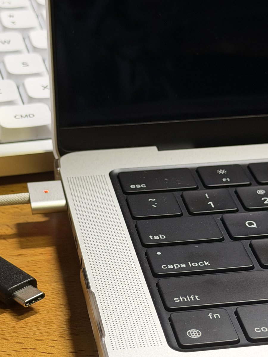 hamu_3nd's tweet image. メイン機のM2 Pro MacBook Pro、再起動したらそのまま起動しなくなった
MagSafeランプはつくのに画面はつかない、再起動しただけでこうなるの怖いて

とりあえずApple Store行ってきます