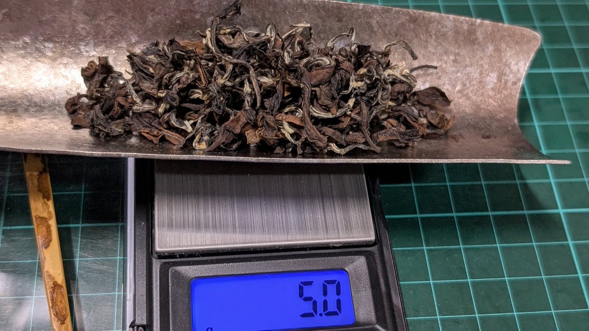 #下午茶 20260427
茶
香葉 嫩芽

東方美人茶低溫快進快出
今天沖泡溫度拉高90~95度沖泡, 浸泡時間縮短
香氣大幅提升, 1~5泡蜜香與果香的起承轉合😋

白瓷蓋碗
#茶好連
                 instagram.com/p/DXoBe7UEjAP/…