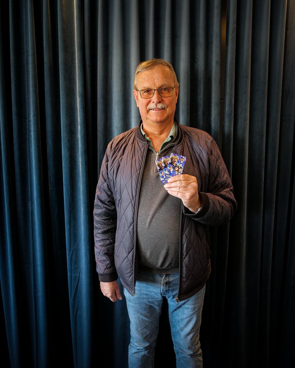 vlbk_officiella's tweet photo. Bertil Pettersson blev först ut att förnya sina tre säsongskort och är redo att skriva ett nytt kapitel med Villa Lidköping! 🤝

Stort tack för ditt stöd, Bertil! 💙

#vlbk #svbandy https://t.co/P05OkCKhcO
