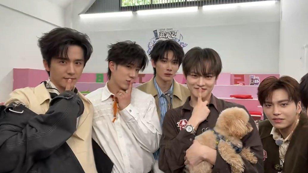 270426 🔴 Repetición del directo de #CHENLE con el resto del cast de '超燃青春的合唱' (Voices of Youth) en Weibo

🔗 m.weibo.cn/status/5292300…

#NCTDREAM <a href="/NCTsmtown_DREAM/">NCT DREAM</a>