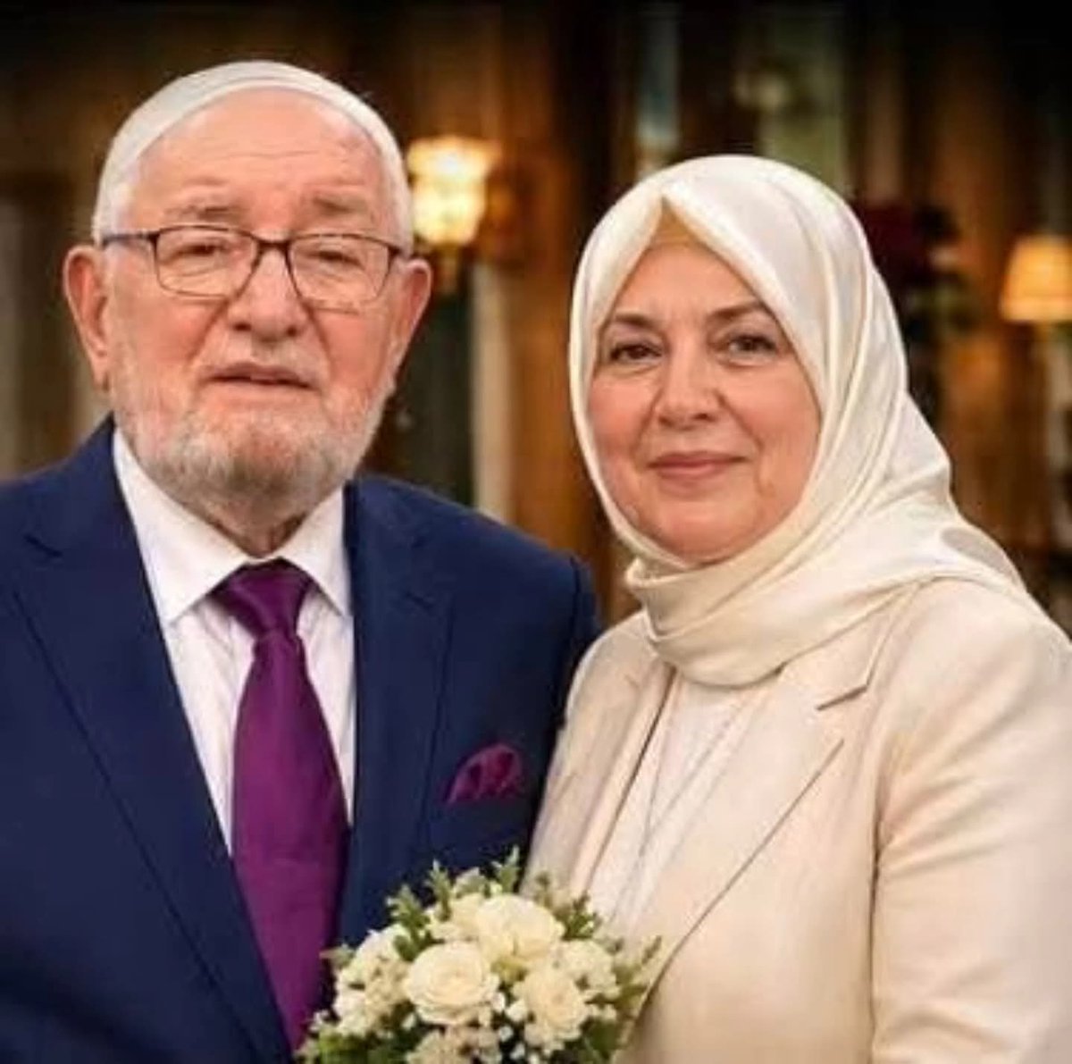Necmeddin Nursaçan Hoca, eşini dört ay önce kaybetmiş. Resmi nikâh yaptırarak yeniden evlenmiş. Bunun neresi yanlış?

Evli olduğu hâlde dört beş kişiyle nikâhsız yaşayan, metres hayatı sürdürenlere ses çıkarmayanlar şimdi meşru bir evliliğe dil uzatıyorlar.