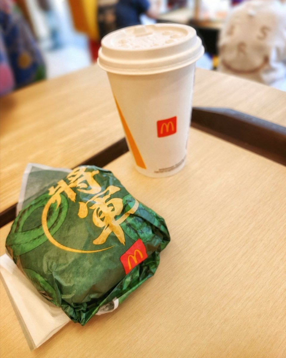qtamq's tweet image. 為了這一口，繞路也甘願。#將軍漢堡 回歸的日子，總是特別期待。

I'd happily take a detour just for this bite. The days when the Shogun Burger returns are always something to look forward to.

#McDonalds #ShogunBurger #LimitedEdition #FoodDiary