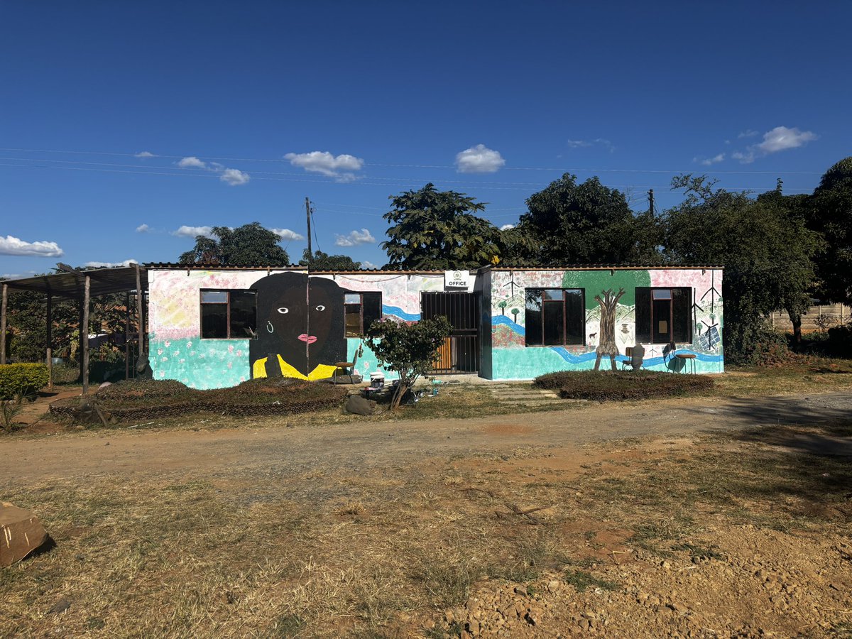 kumbekumbe's tweet image. #Shamva look what we co -created together 🎨🫟🖌️.The #mural carries the energy of #girlpower ,the green economy ,#digital evolution and the landscapes that shaped our journey from Harare to Mashonaland Central.A story in color.A reflection of #people, #places &amp;amp; #possibility .🇿🇼🌍