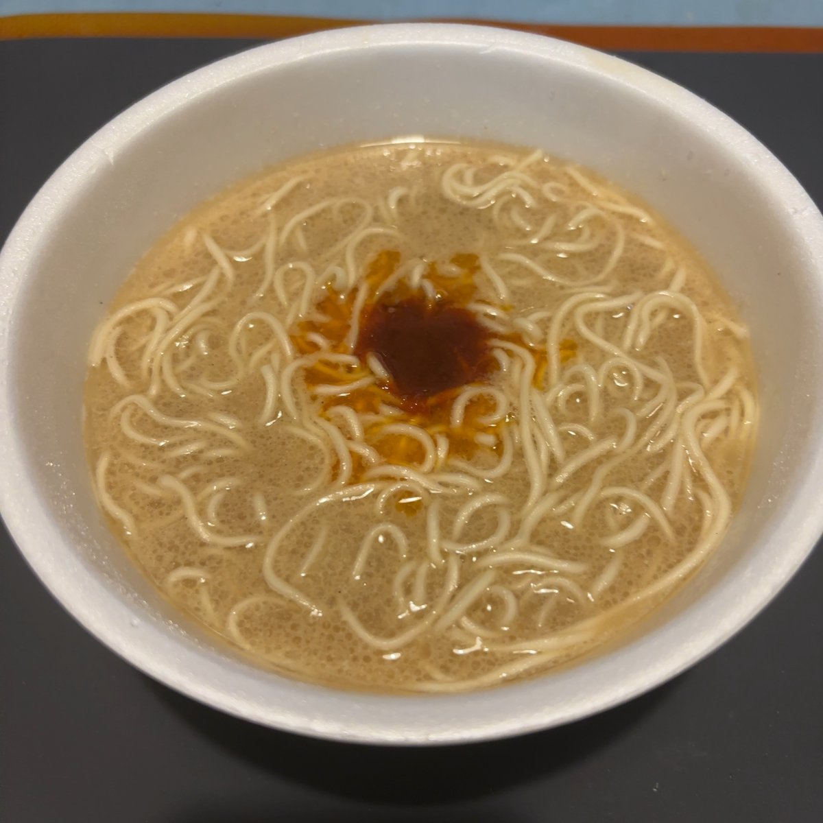 eats_tokyo's tweet photo. とんこつラーメン
#おうちごはん
#cookingforone
#一蘭
#カップ麺
某現場で頂戴してきた差し入れ。ネギもなんにも入っていない潔さに脱帽。 https://t.co/8qtzp63FZg