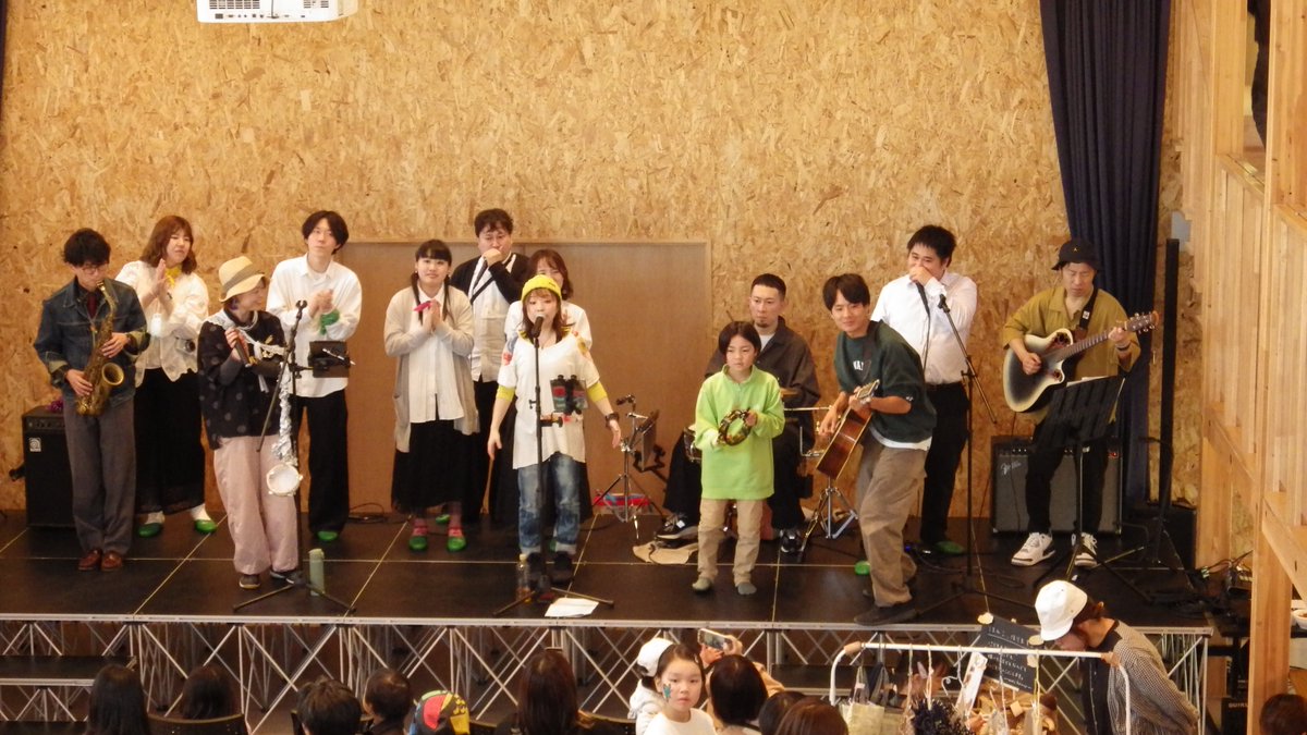 syu400's tweet photo. 久しぶりにイタバシケの生ライブ。向山こども園は坂道の迷路のようなところでした。よくたどり着いたと思います。子供たちの遊ぶ声の中でのイタバシケは新鮮でした。子供は元気をくれますね。＃イタバシケ https://t.co/RXz81RP5v5