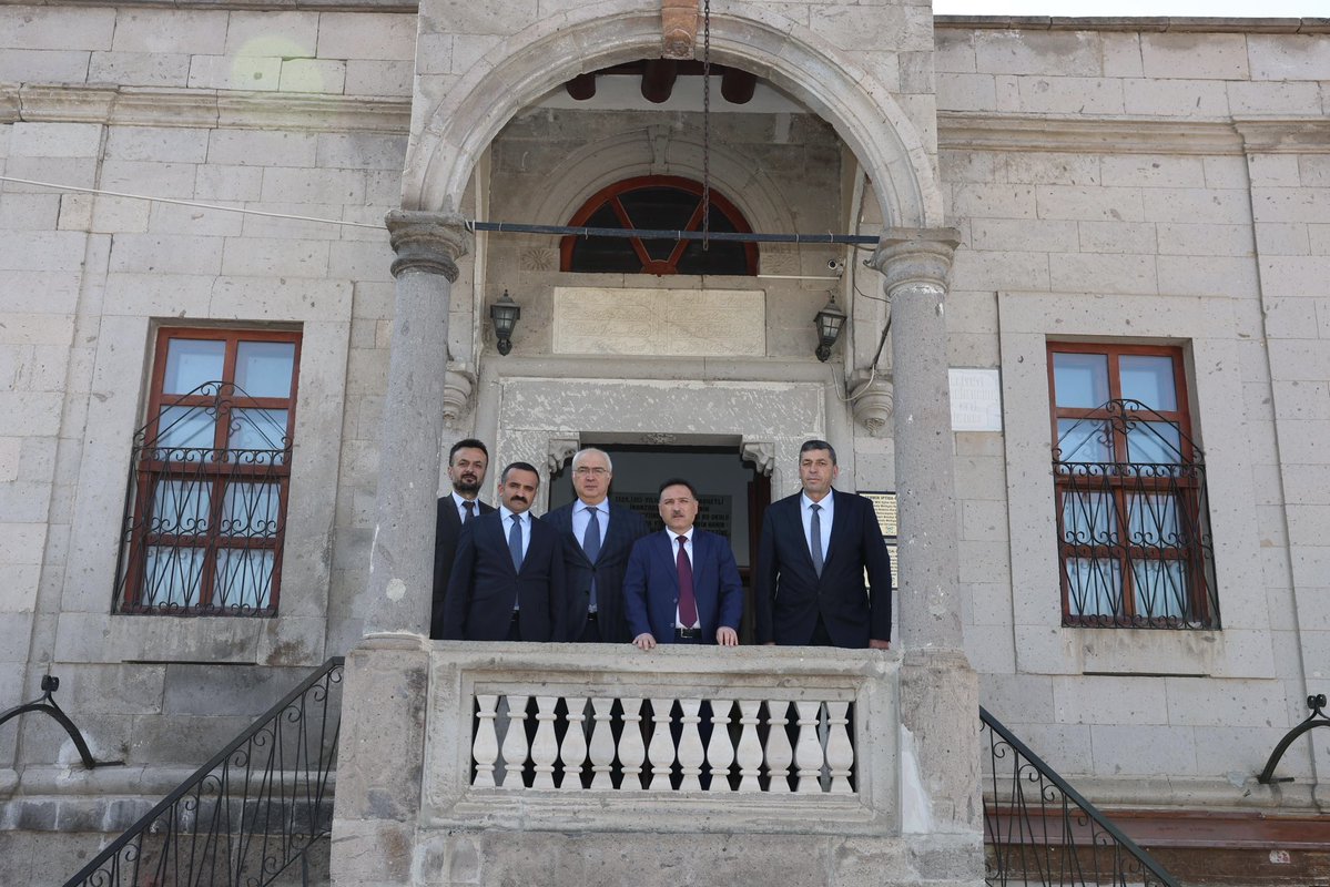 Valimiz Sayın Gökmen Çiçek, Melikgazi İlçesi Germir Mahallesi’nde bulunan ve Osmanlı döneminin ilk modern okullarından biri olan Germir İptidai Mektebi’ni ziyaret ederek incelemelerde bulundu.