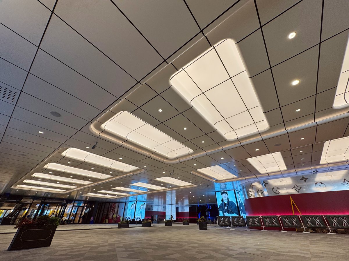 Feeluxglobal's tweet photo. At HKRI Taikoo Hui Mixed-use complex in Shanghai, FNS enhances the space with clean and refined illumination

FNS (FLXibleNeon Smooth) delivers outstanding performance with up to 135 lm/W and 1,800 lm/m, providing both high efficiency and powerful output https://t.co/QLklH8clzF