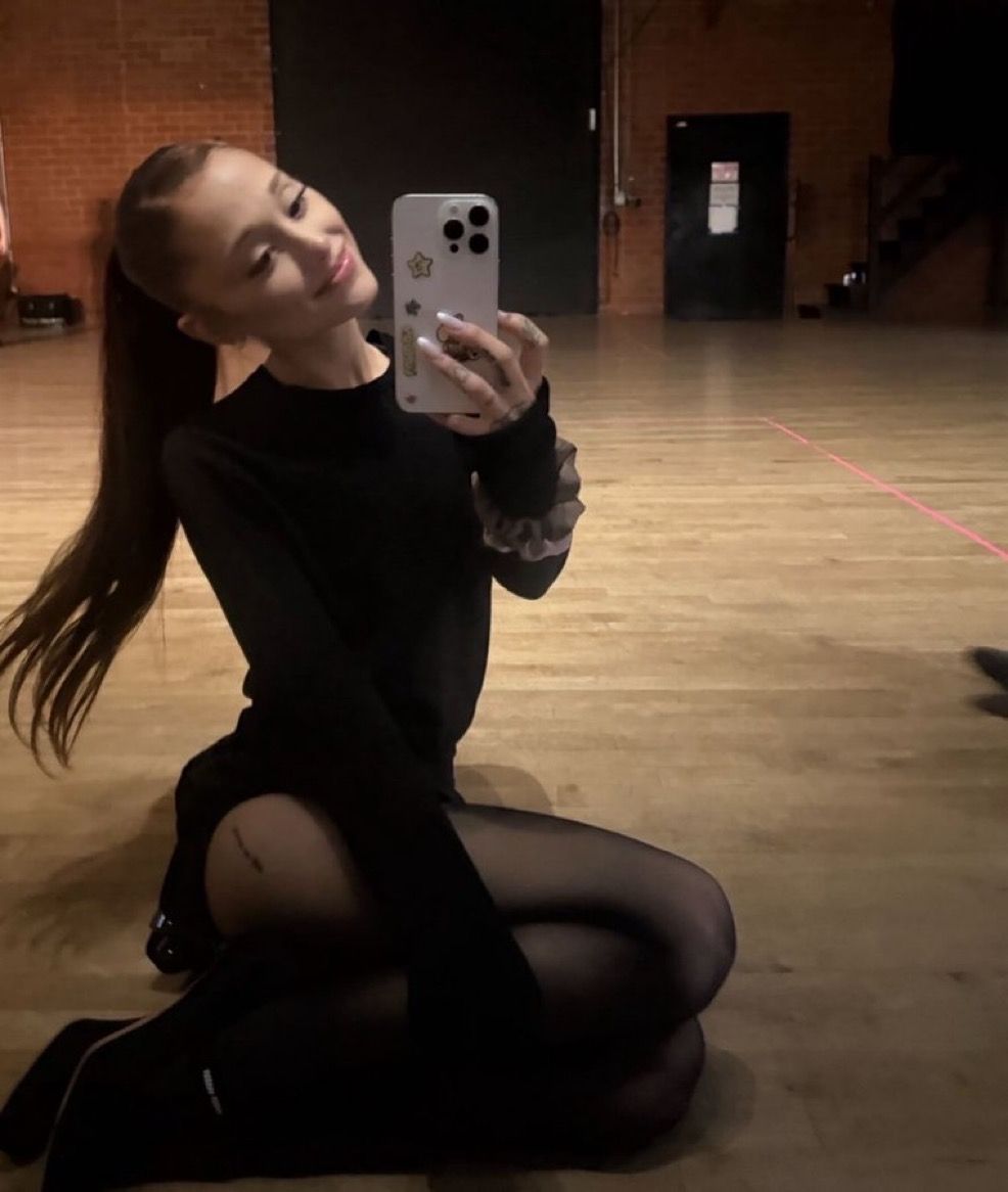 spinorbinmusic's tweet image. Ariana Grande in a new selfie looking absolutely BEAUTIFUL and we are SWOONING! 😍🔥✨ 

She really said “effortlessly stunning? always!” and we have ZERO notes! 💅👑📸
#ArianaGrande #Ariana