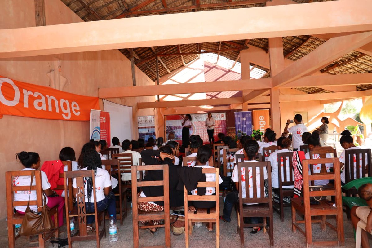 UNFPAMadagascar's tweet photo. When we invest in women & girls, we invest in the future !
Through #ClimateHacklab, organized with @OSMadagascar & partners w/ support from #ZontaInternational
💡 Ideas become solutions
🚀 Talent becomes leadership
🌱 Communities become more resilient
#WomenInInnovation https://t.co/2ldf9vLSSQ