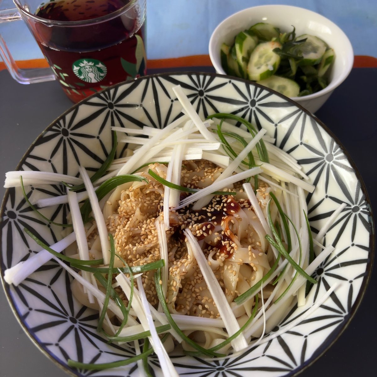eats_tokyo's tweet photo. きしめん
きゅうりと生わかめのサラダ
#おうちごはん
#cookingforone
#自炊記録　
白髪ネギを雑にやるとダメですねw https://t.co/No9GmfxjpB