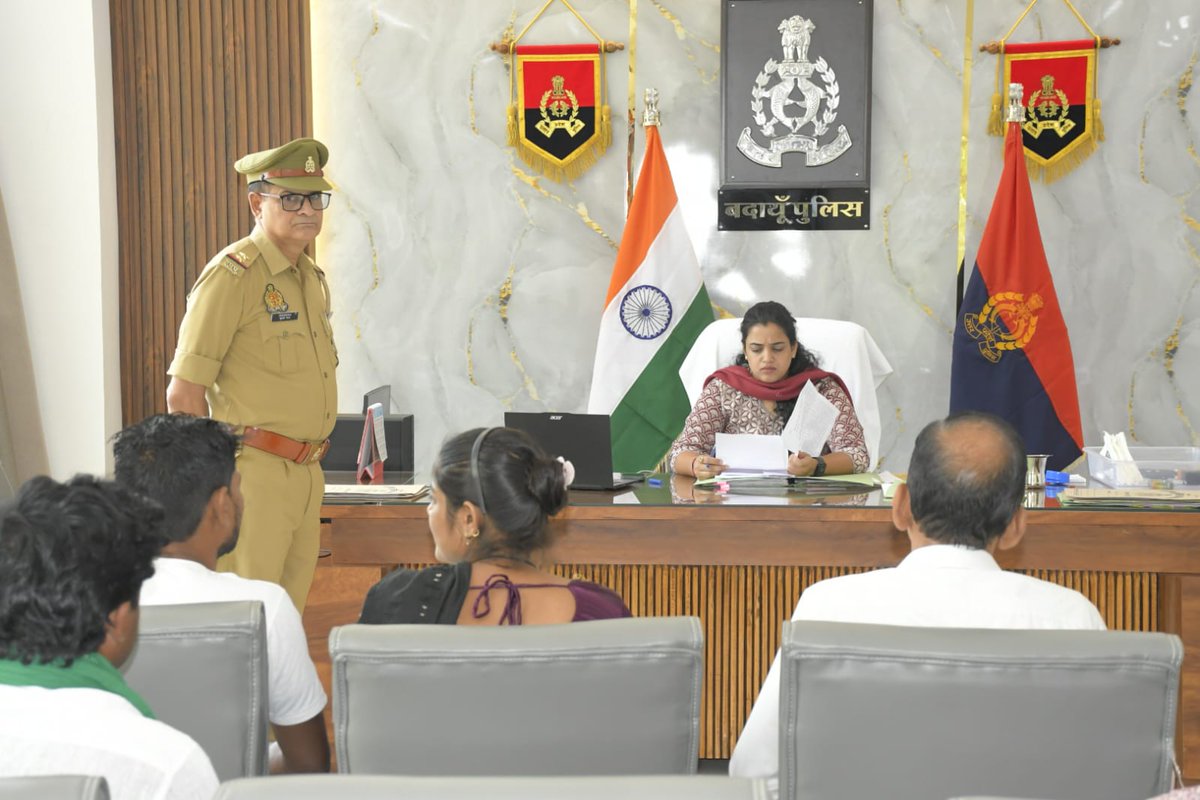 budaunpolice's tweet photo. #budaunpolice #SSPBDN सुश्री अंकिता शर्मा द्वारा पुलिस कार्यालय पर #जनसुनवाई की गयी। इस दौरान पुलिस कार्यालय में आने वाले शिकायतकर्ताओं की समस्याओं को सुनकर उनके समयबद्ध व गुणवत्तापूर्ण निस्तारण हेतु संबन्धित को आवश्यक दिशा-निर्देश दिए गये। #UPPolice https://t.co/kCVPKYo6pN
