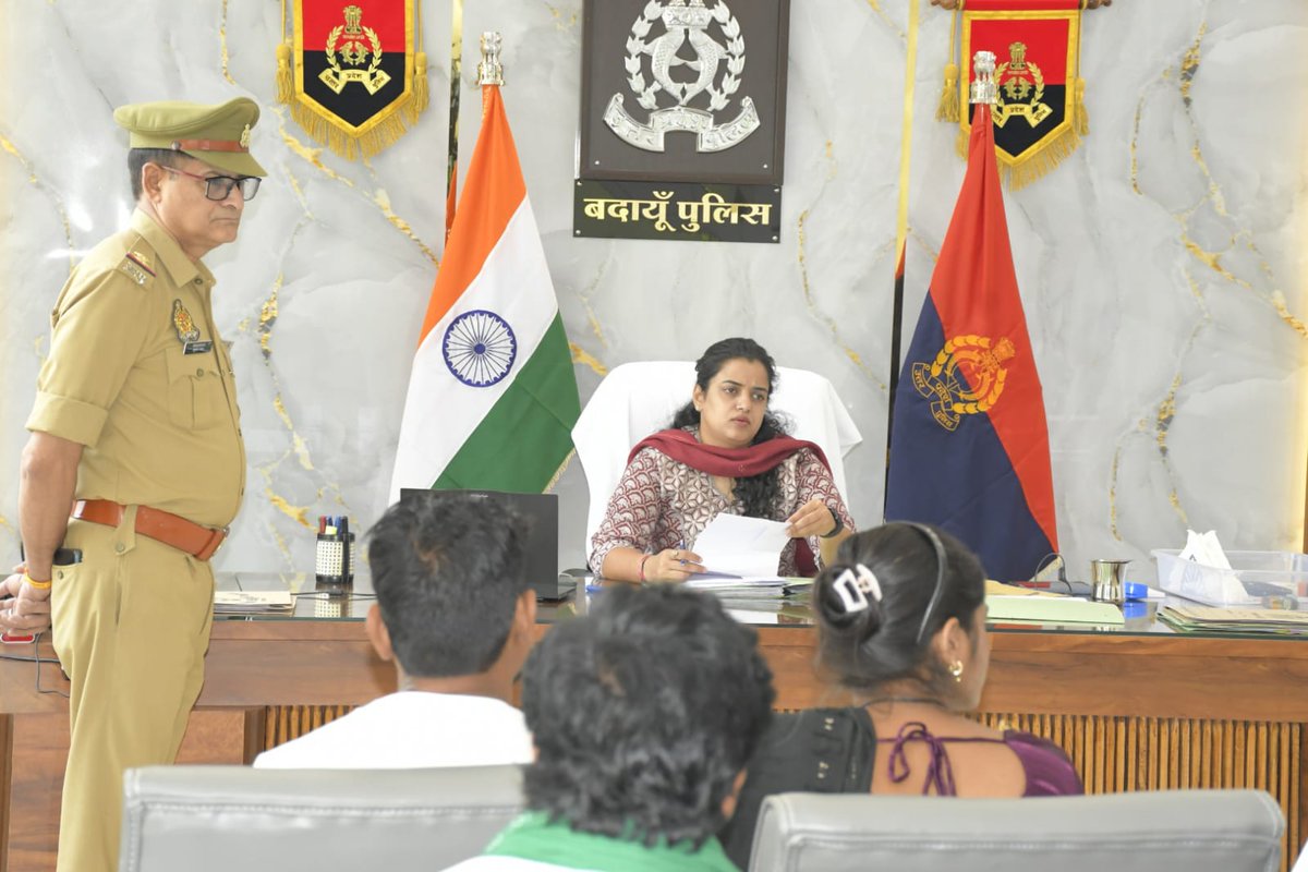 budaunpolice's tweet photo. #budaunpolice #SSPBDN सुश्री अंकिता शर्मा द्वारा पुलिस कार्यालय पर #जनसुनवाई की गयी। इस दौरान पुलिस कार्यालय में आने वाले शिकायतकर्ताओं की समस्याओं को सुनकर उनके समयबद्ध व गुणवत्तापूर्ण निस्तारण हेतु संबन्धित को आवश्यक दिशा-निर्देश दिए गये। #UPPolice https://t.co/kCVPKYo6pN
