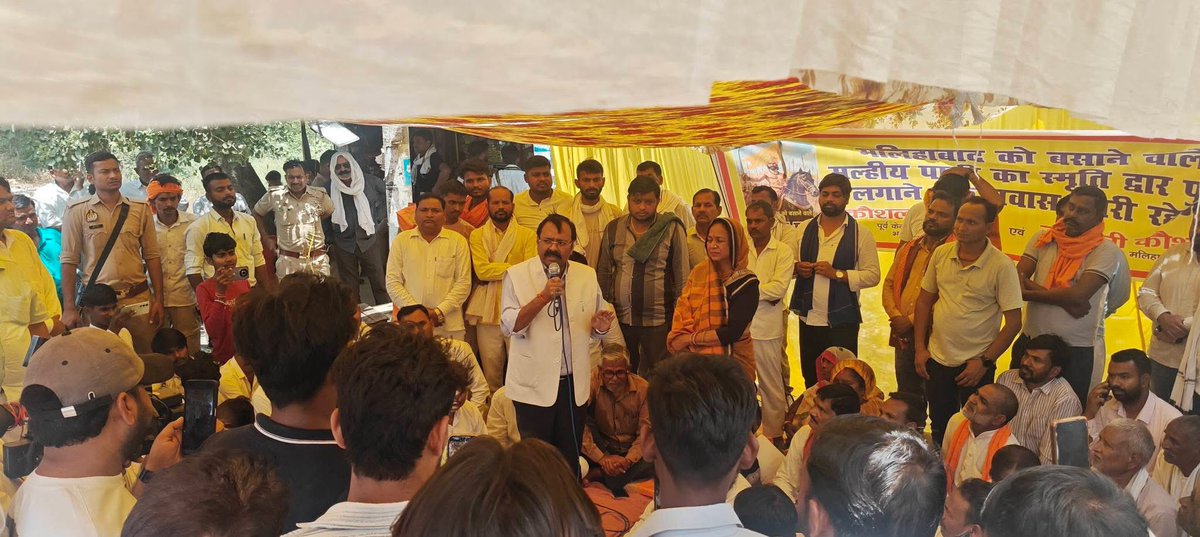 मलिहाबाद को बसाने वाली मल्हिया पासी जी के स्मृति द्वारा को पुनः लगाने के लिए मलिहाबाद तहसील के पास चल रहे प्रवास में मिश्रिख लोकसभा के माननीय सांसद श्री अशोक रावत जी भी सम्मिलित हुए।