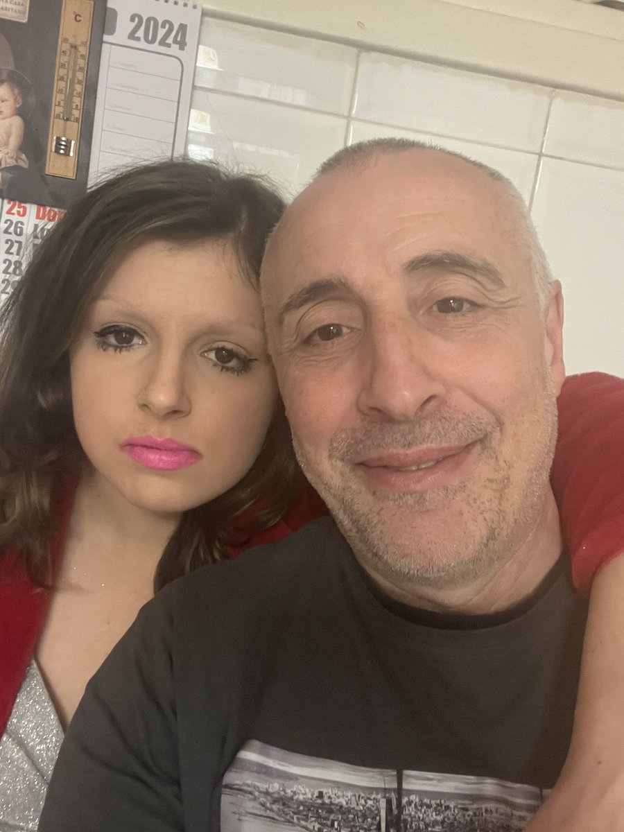 asraf1966's tweet image. Ma tu chi sei..
Sei quella che di un giorno sei l’ultimo secondo..
Sai essere l’unica persona che esiste in questo mondo..
A farmi dire che esistono ancora gli angoli del cuore..
A farmi credere che l’amore ha un solo nome..
#miafiglia #ely