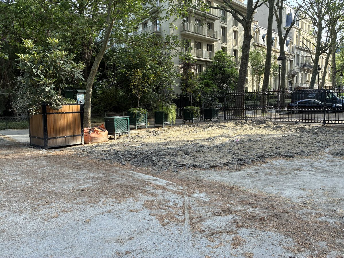 La zadisation du Parc Monceau progresse bien. C’est délicieusement désembourgeoisé !