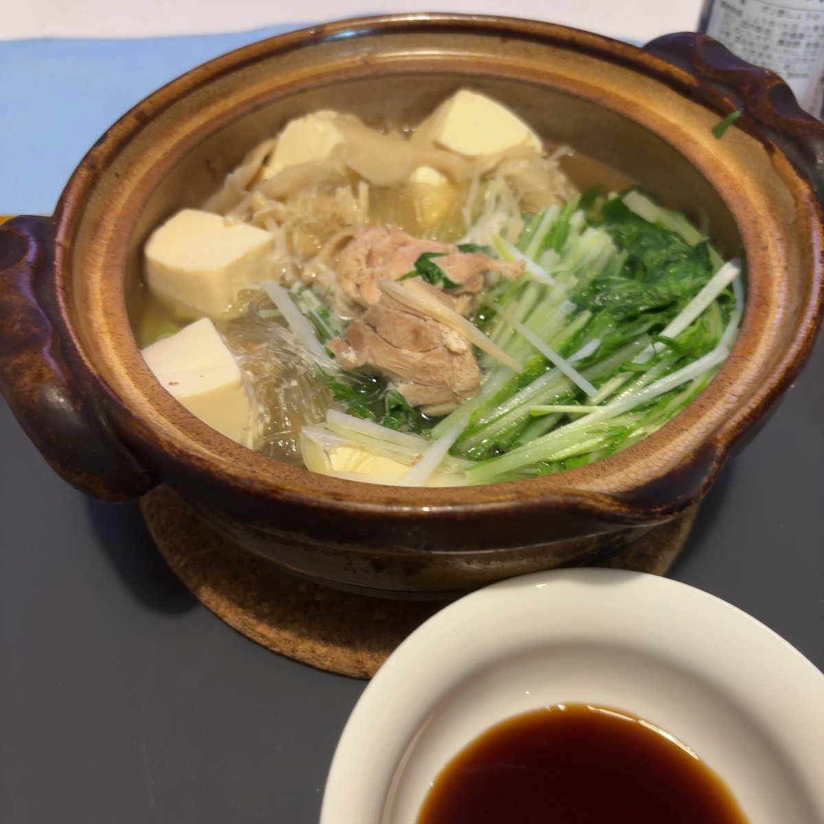 eats_tokyo's tweet photo. 鶏鍋
#おうちごはん
#cookingforone
#自炊記録　
Chicken Hot Pot
ポン酢はもちろん旭ポンズです https://t.co/MPZhSwNztl