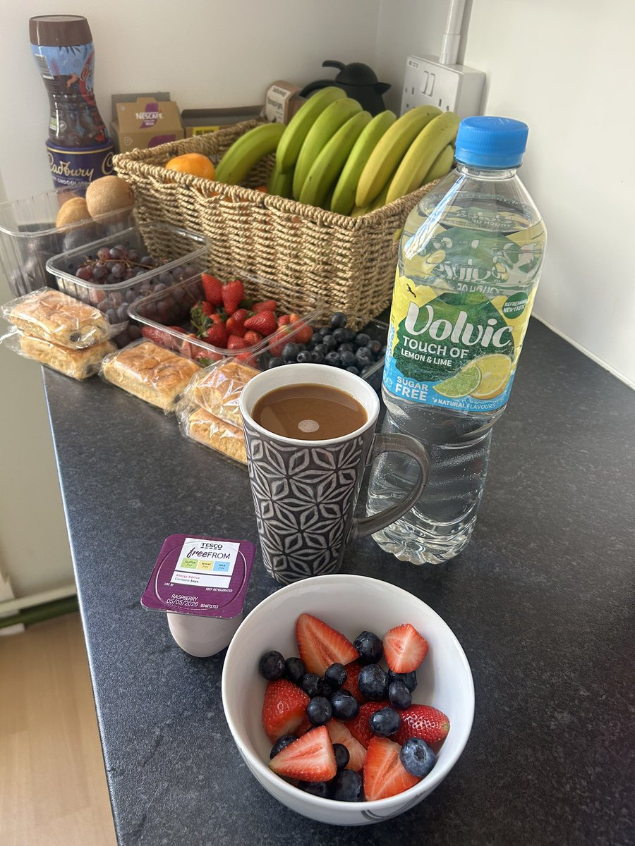 lincslass86's tweet image. Hate my job (not because of the actual company) but honestly can’t knock them. Every Monday we have fresh fruit, tea/coffee on tap &amp;amp; one of our mrts bakes every week, even gf bits I just buy my lactose free stuff. #CorporateLife ✌🏼